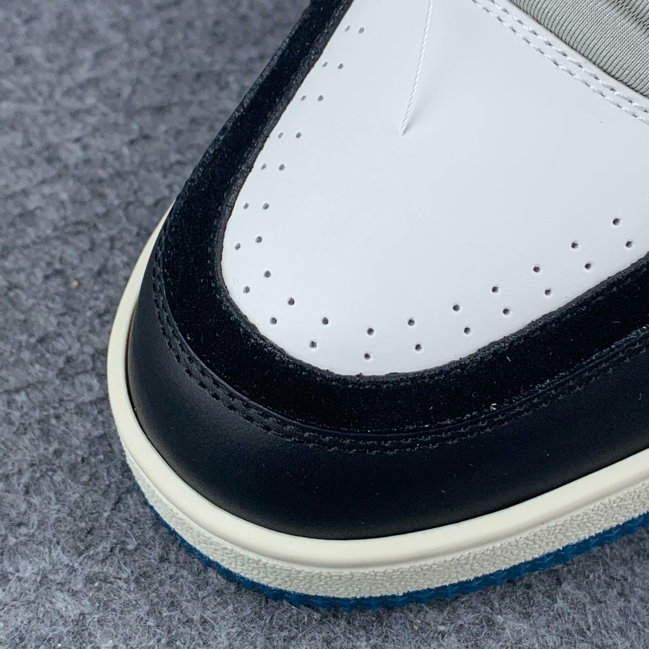 Louis Vuitton Trainer 'White Black Blue'
